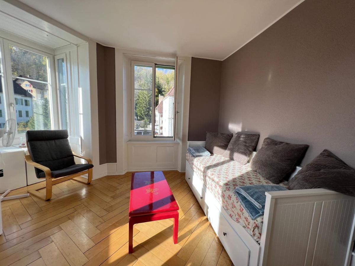 Le Locle : Bel Appartement Chaleureux Exteriör bild